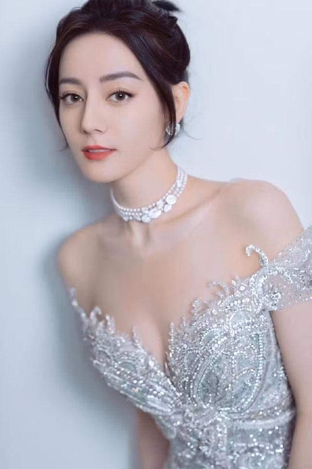 "Mỹ nhân Tân Cương" trong trang phục của NTK Việt Nam. "Mỹ nhân Tân Cương" trong trang phục của NTK Việt Nam.