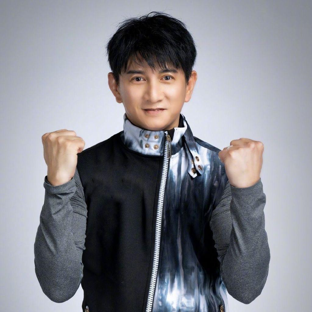 Hình đại diện mới nhất của Ngô Kỳ Long được cập nhật ngay sau khi tin phủ nhận ly hôn được đưa ra. Trước đó, anh dùng ảnh đôi với vợ.