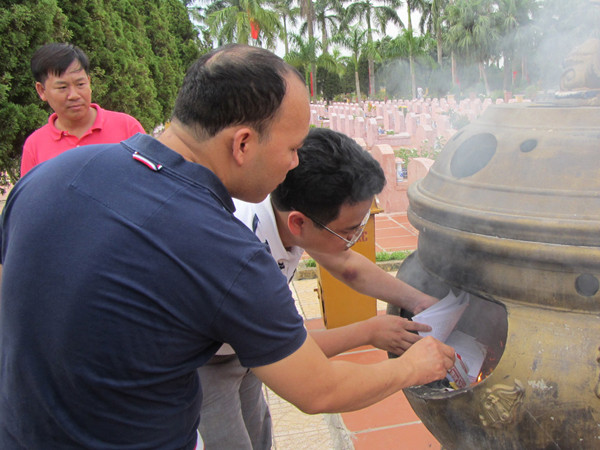 TS Nguyễn Huy Hoàng (đầu bạc) cùng anh em CLB May Thăng Long viếng mộ chị Đặng Thùy Trâm