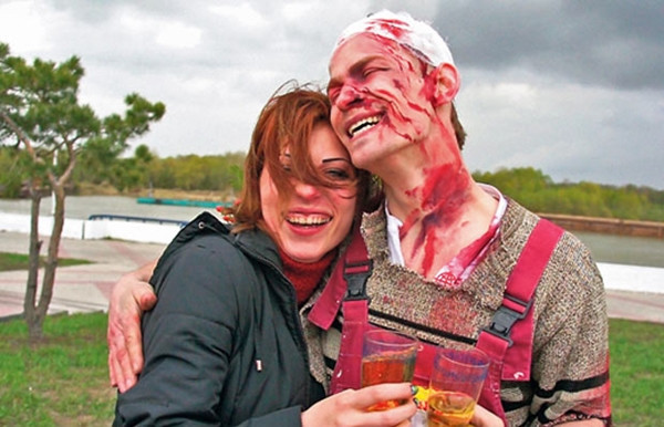 Alexey đã có màn ngỏ lời độc đáo: giả vờ chết sau tai nạn xe hơi