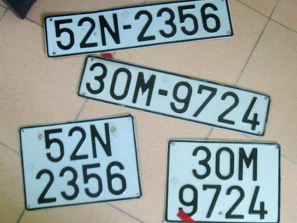 Những bộ BKS giả mà Hà “tều” sử dụng. Ảnh: An ninh thủ đô Những bộ BKS giả mà Hà “tều” sử dụng