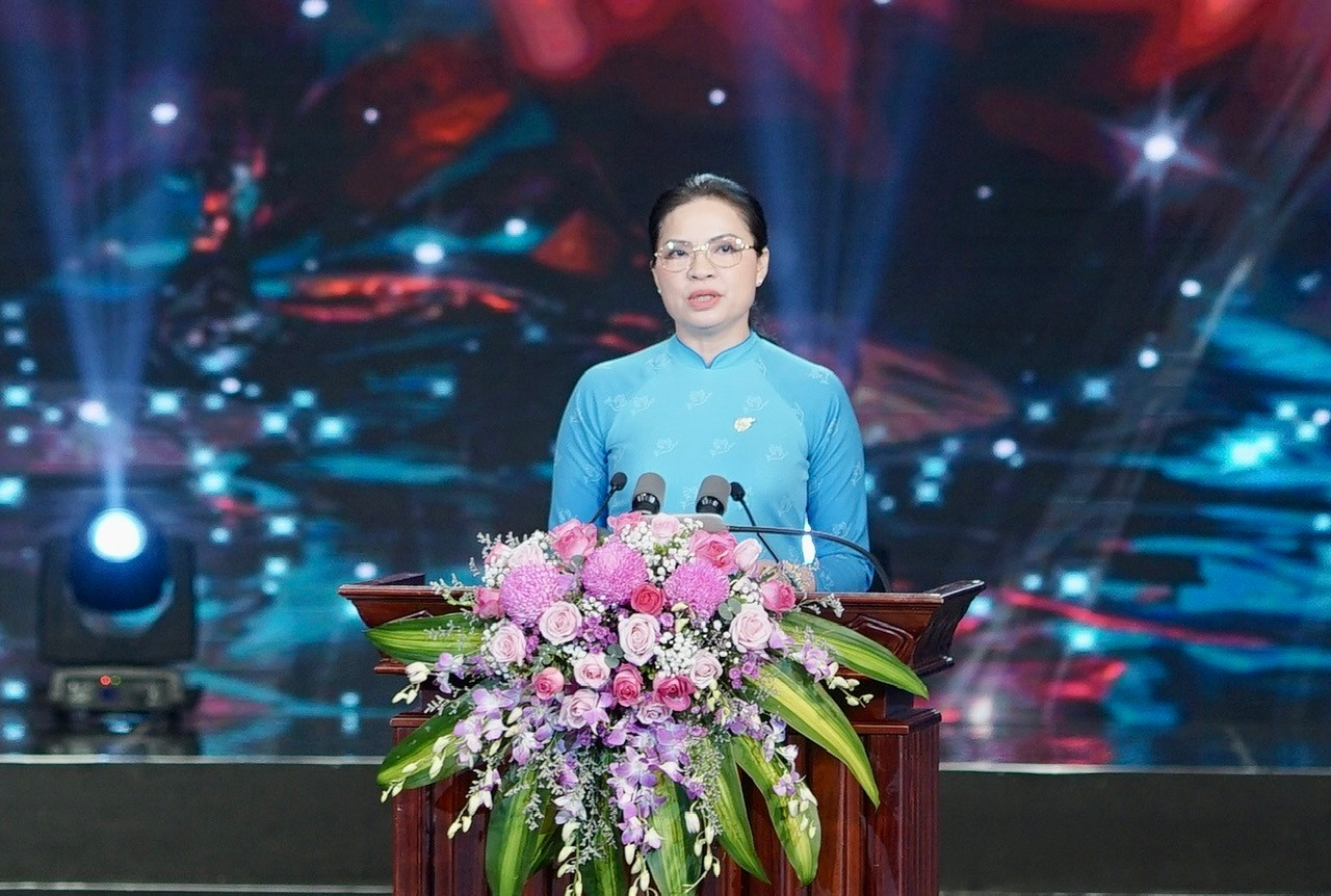 Bà Hà Thị Nga, Uỷ viên T.Ư Đảng, Chủ tịch Hội LHPN Việt Nam phát biểu tại chương trình