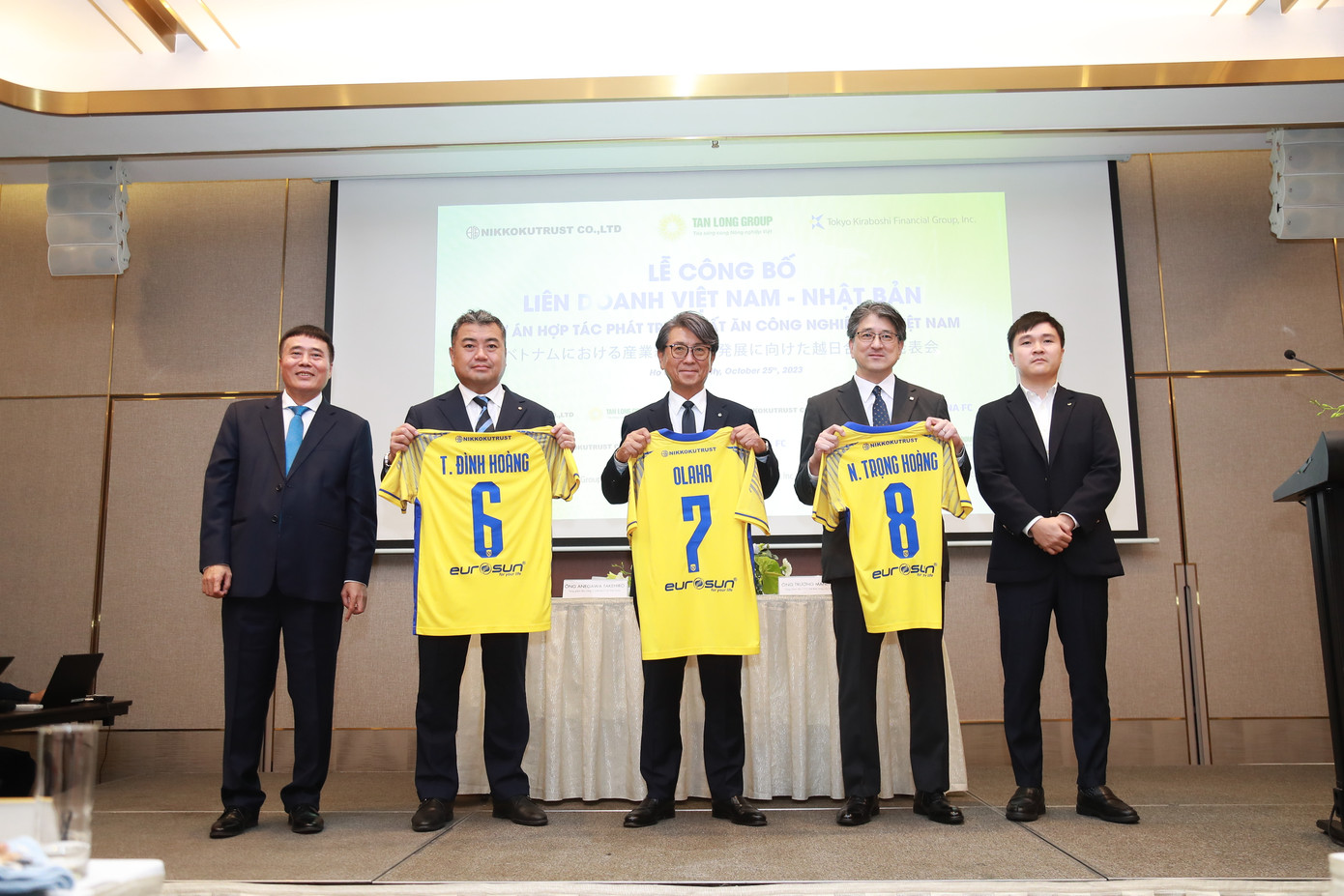 CLB Bóng đá Sông Lam Nghệ An sẽ có tài trợ mới từ Tập đoàn Nikkokutrust và được tư vấn dinh dưỡng từ các chuyên gia đến từ Nhật Bản CLB Bóng đá Sông Lam Nghệ An sẽ có tài trợ mới từ Tập đoàn Nikkokutrust và được tư vấn dinh dưỡng từ các chuyên gia đến từ Nhật Bản