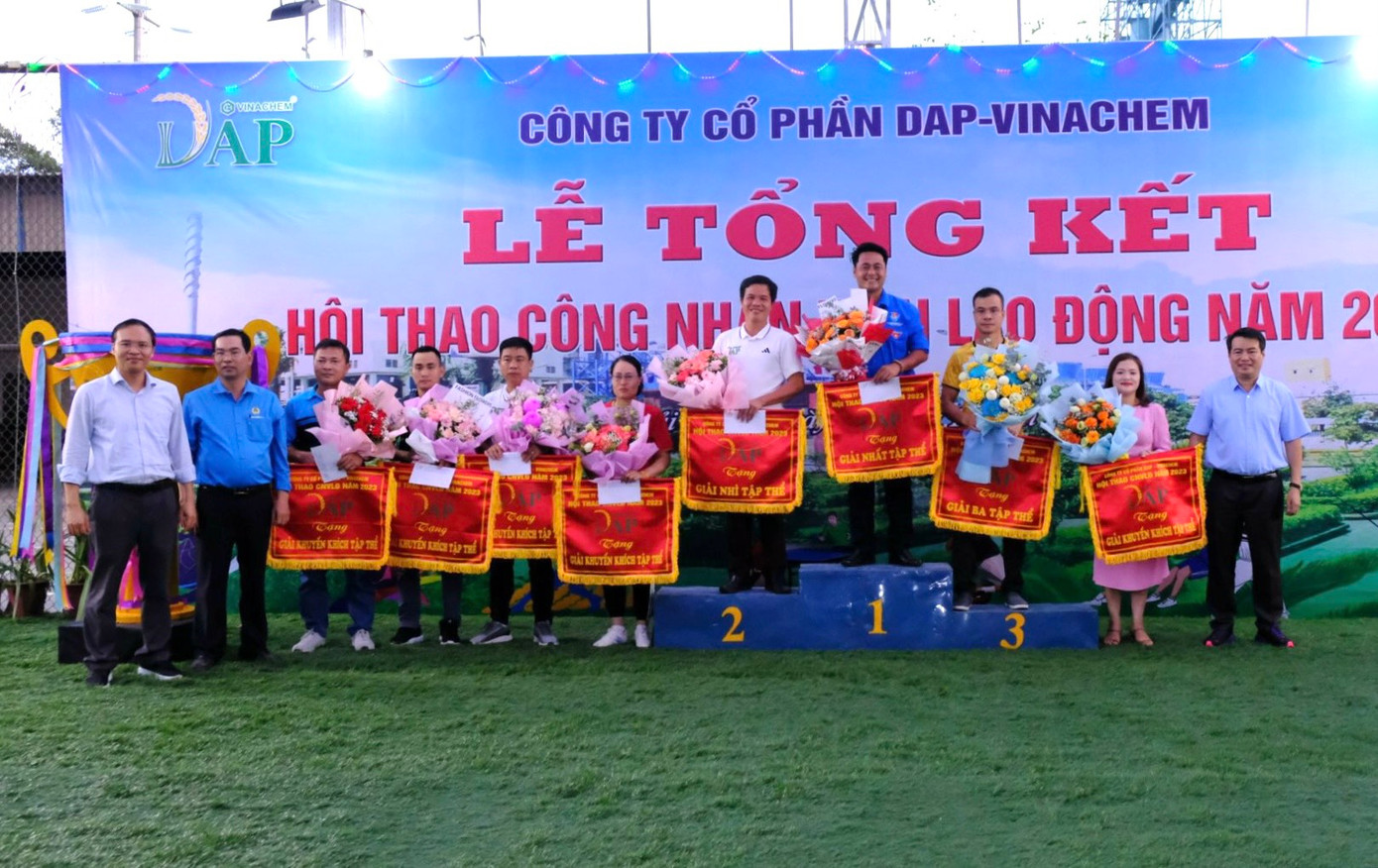 Lãnh đạo Công ty CP DAP - Vinachem trao thưởng cho các đội đoạt giải tập thể của Hội thao Lãnh đạo Công ty CP DAP - Vinachem trao thưởng cho các đội đoạt giải tập thể của Hội thao