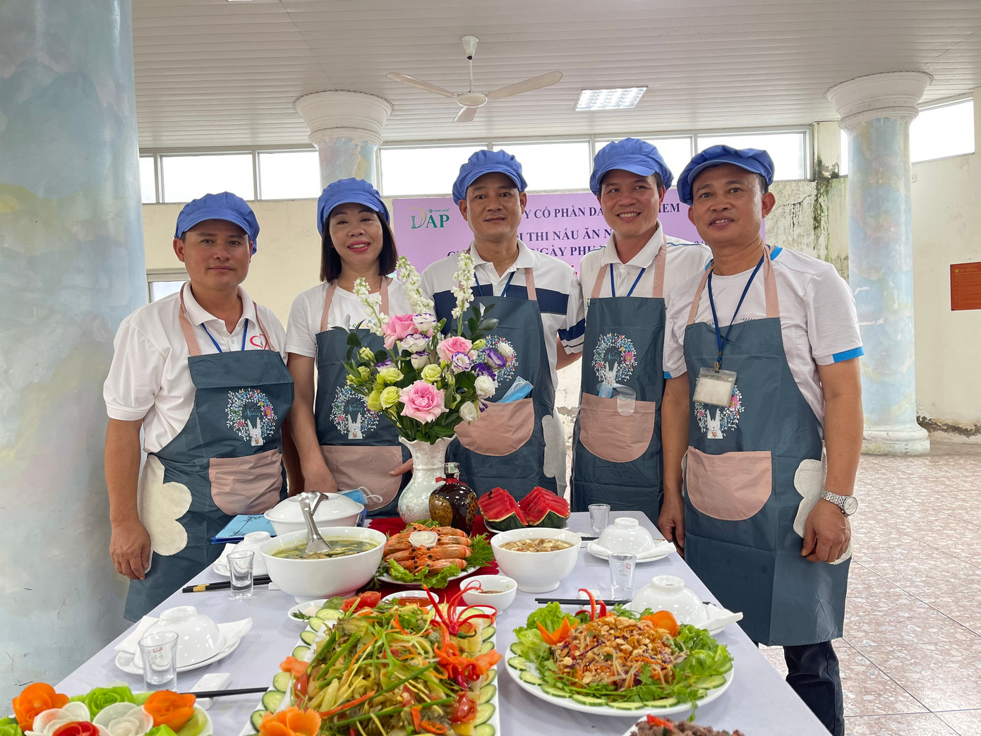 Các đội tham gia thi nấu ăn với những món ăn hấp dẫn Các đội tham gia thi nấu ăn với những món ăn hấp dẫn