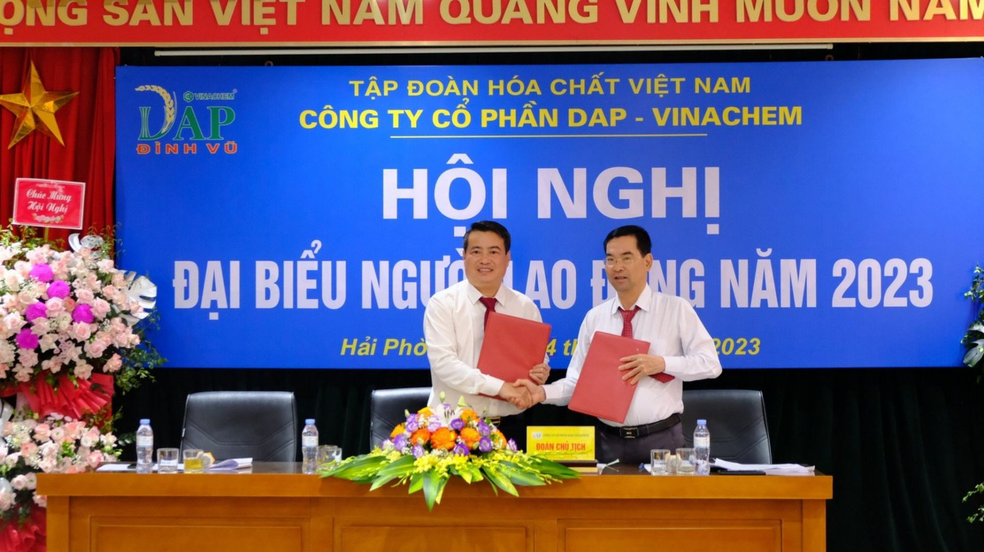Ông Vũ Văn Bằng, Tổng Giám đốc Công ty CP DAP-Vinachem (bên trái) và Nguyễn Thanh Hải, Chủ tịch Công đoàn Công ty đã ký Thỏa ước lao động Tập thể năm 2023. Ông Vũ Văn Bằng, Tổng Giám đốc Công ty CP DAP-Vinachem (bên trái) và Nguyễn Thanh Hải, Chủ tịch Công đoàn Công ty đã ký Thỏa ước lao động Tập thể năm 2023.