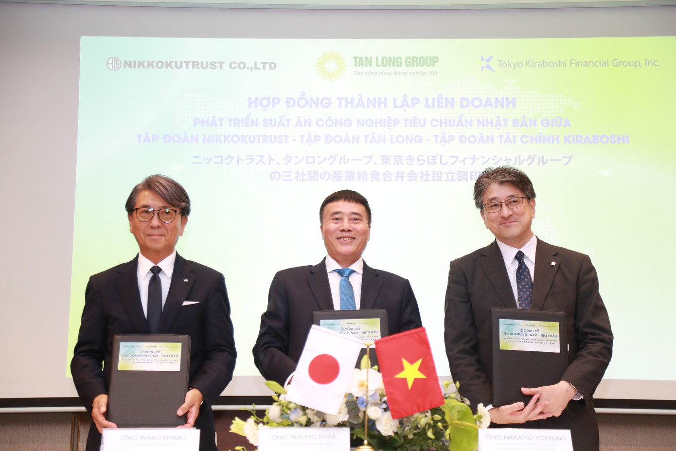 Ông Trương Sỹ Bá - Chủ tịch Tập đoàn Tân Long (giữa) cùng lãnh đạo Tập đoàn Nikkokutrust tại buổi ký kết thành lập liên doanh. Ông Trương Sỹ Bá - Chủ tịch Tập đoàn Tân Long (giữa) cùng lãnh đạo Tập đoàn Nikkokutrust tại buổi ký kết thành lập liên doanh.