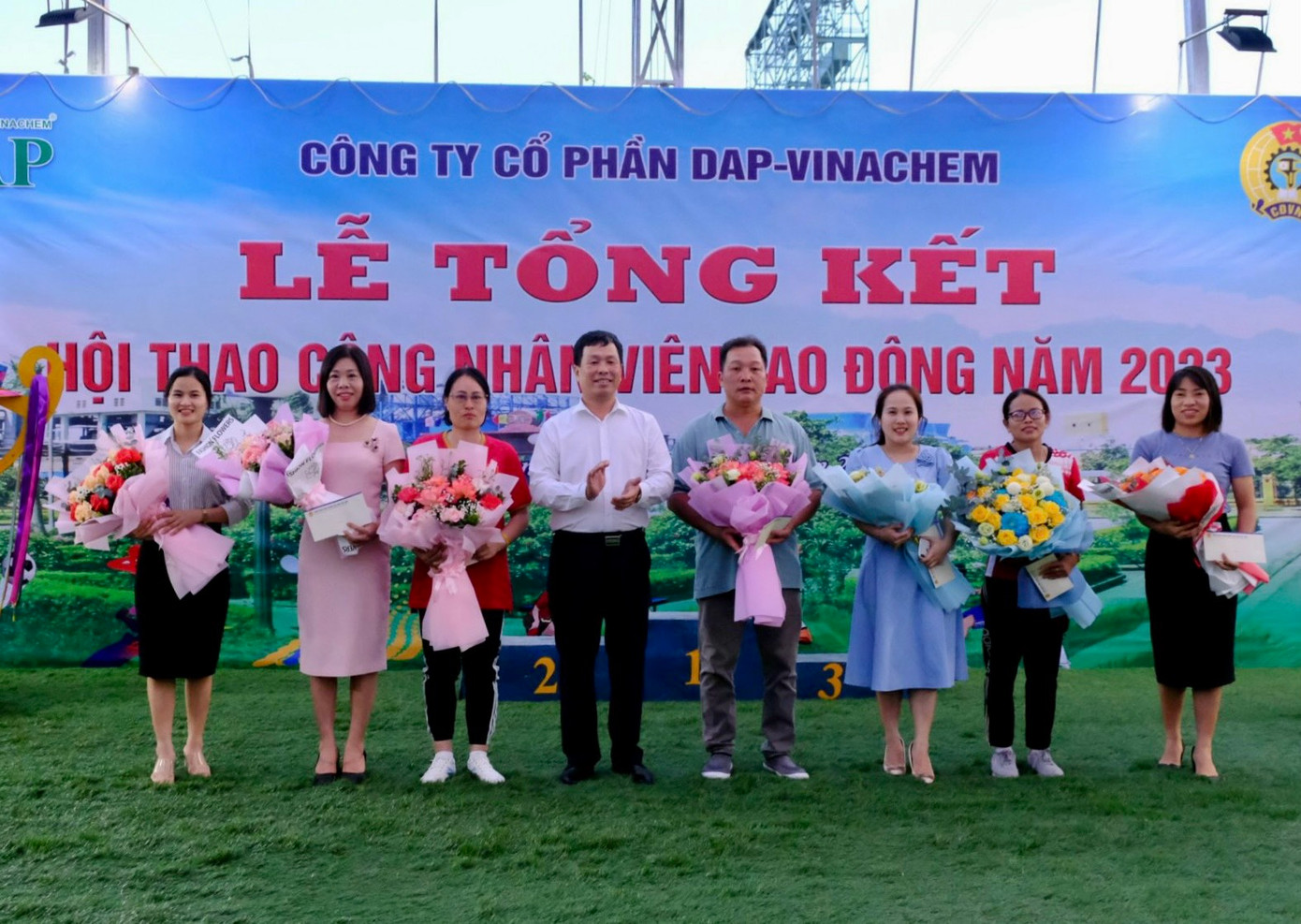 Ông Nguyễn Huy Thông - Chủ tịch Công đoàn Công nghiệp Hoá chất Việt Nam trao tặng thưởng các đội thi nấu ăn Ông Nguyễn Huy Thông - Chủ tịch Công đoàn Công nghiệp Hoá chất Việt Nam trao tặng thưởng các đội thi nấu ăn