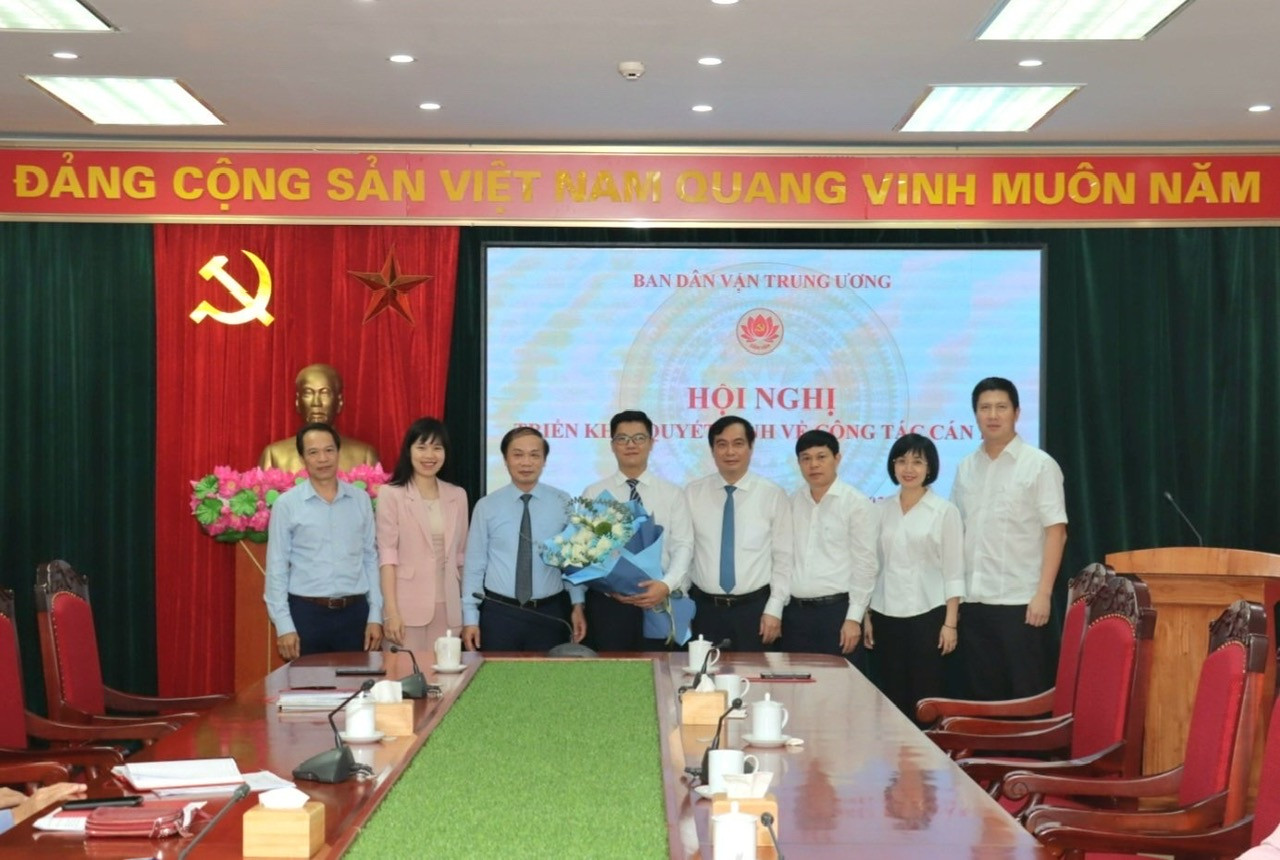 Ông Trần Hồng Việt (thứ tư từ trái qua) - tân Phó Vụ trưởng, Thư ký Bí thư Trung ương Đảng, Trưởng Ban Dân vận Trung ương