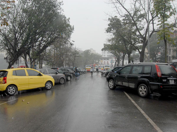 Nhiều phương tiện vẫn đỗ tại các tuyến đường cấm. Ảnh chụp lúc 9 giờ 30 ngày 15-2.