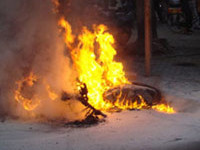 Chiếc xe bốc cháy dữ dội làm chủ nhân bị bỏng nặng (ảnh minh họa). Chiếc xe bốc cháy dữ dội làm chủ nhân bị bỏng nặng (ảnh minh họa)