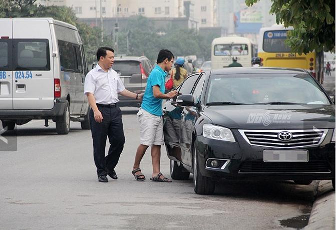 Các bậc phụ huynh chăm chút cho con từng chút một
