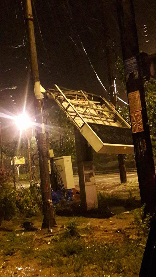 NÓNG: Bão số 2 đổ bộ Nghệ An - Hà Tĩnh, cây cối đổ ngổn ngang ảnh 6