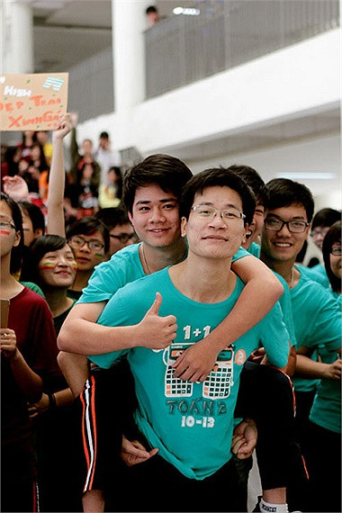 Hình ảnh hiếm thấy, thầy cõng trò cùng