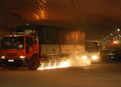 Chiếc xe tải đâm vào thành hầm Thủ Thiêm và bốc cháy dữ dội Ảnh: Thanh niên