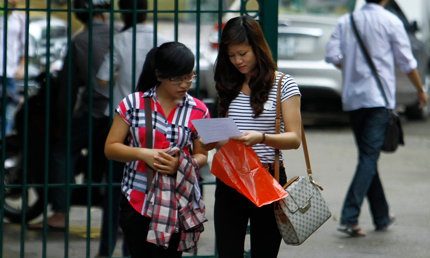 Thí sinh dự thi đại học đợt 1 năm 2013 và người nhà. Ảnh: Như Ý