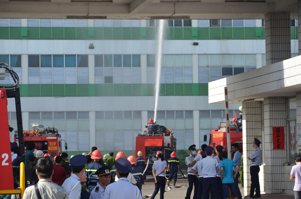 Xe cứu hỏa được huy động 