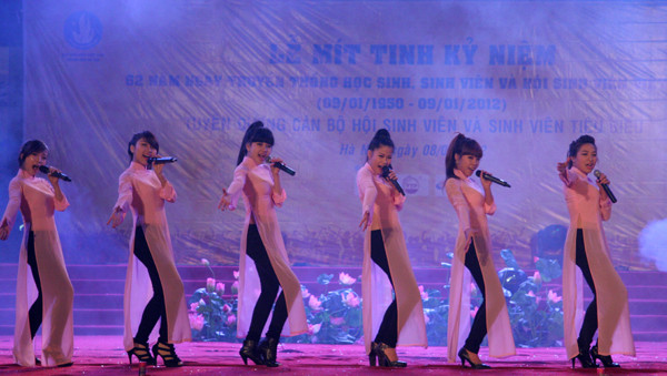 Nhiều tiết mục văn nghệ diễn ra trong chương trình (Tiết mục 