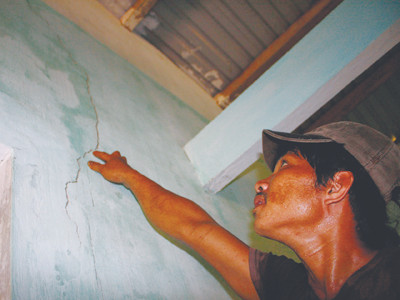 Nhà dân nứt nẻ sau động đất. Nhà dân nứt nẻ sau động đất