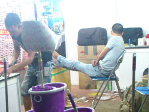 Tem nhãn chổi lau nhà hiệu Vạn Gia bán cùng thùng hàng đóng sẵn tại kho hàng trên đường Nguyễn Xí, Q.Bình Thạnh (trái). Sản phẩm sau đó được dán nhãn (giữa) và bày bán tại Hội chợ nông nghiệp quốc tế 2012 tổ chức giữa tháng 11-2012 (phải)