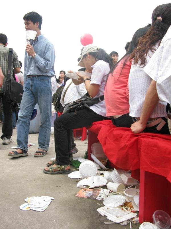 Và hồn nhiên xả rác! Và hồn nhiên xả rác!