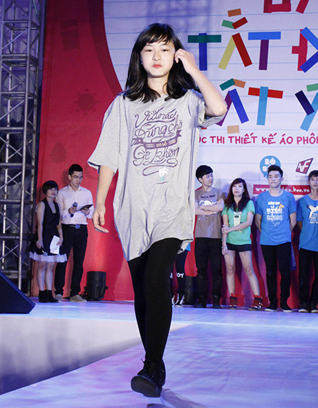 Diễn viên nhí Phùng Hoa Hoài Linh chọn chiếc áo free size ngộ nghĩnh 