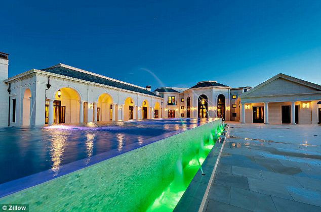 Hệ thống đèn màu vàng bên trong các biệt thự