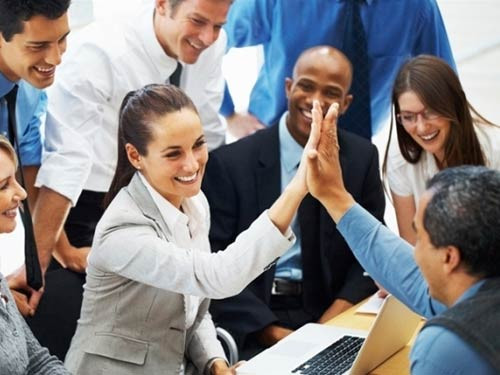 Người có tính cách trái ngược sẽ giống như tấm gương soi được toàn diện con người của chính bạn. Kết bạn công sở rất tốt cho bạn. (ảnh minh họa)