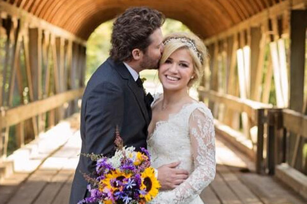 Kelly Clarkson “khoe” con gái trước khi sang Việt Nam ảnh 2