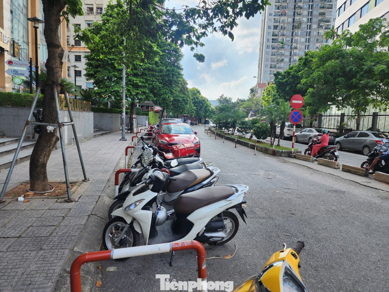 Theo tìm hiểu của PV Tiền Phong, một số vị trí thuộc khu vực lòng đường được UBND quận Hoàng Mai cấp phép tạm thời cho Công ty TNHH phát triển thương mại Đại Thành Phát trông giữ phương tiện ô tô. Tuy nhiên, những vị trí cắm cọc tiêu không thuộc phạm vi được phép trông xe của doanh nghiệp.