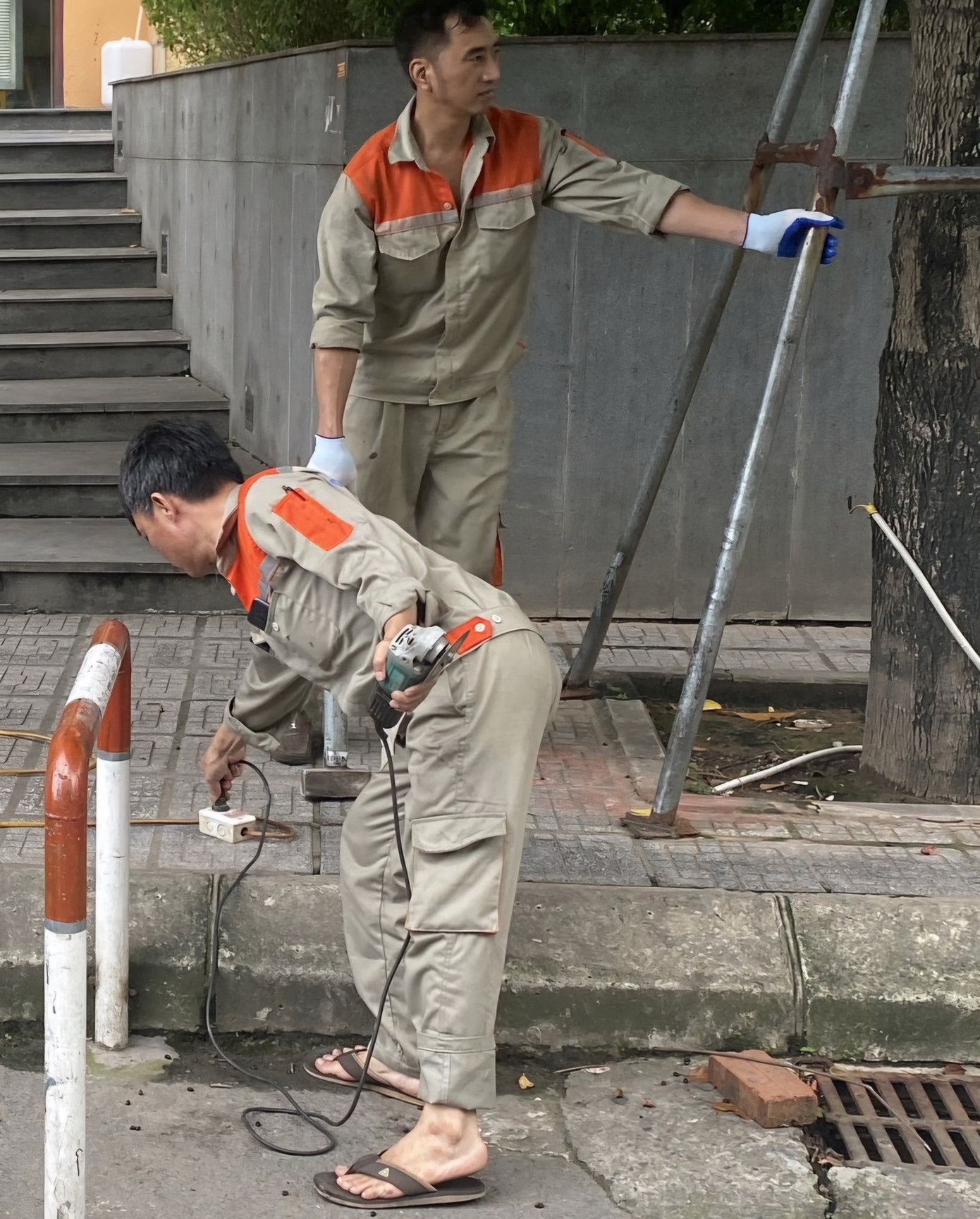 Lực lượng chức năng xử lý hàng cọc tiêu cắm dưới lòng đường Lực lượng chức năng xử lý hàng cọc tiêu cắm dưới lòng đường