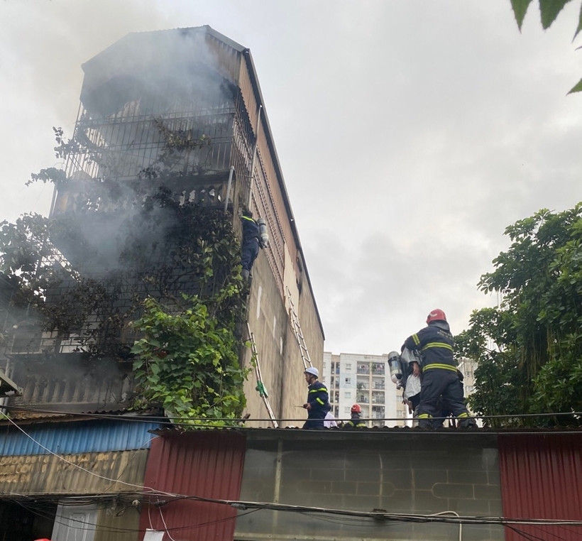 Lực lượng chức năng cứu hộ, cứu nạn trong vụ cháy xảy ra tại số 7, ngách 7, tổ 1, Ba La, phường Phú Lương, quận Hà Đông ngày 30/5/2024. Lực lượng chức năng cứu hộ, cứu nạn trong vụ cháy xảy ra tại số 7, ngách 7, tổ 1, Ba La, phường Phú Lương, quận Hà Đông ngày 30/5/2024.