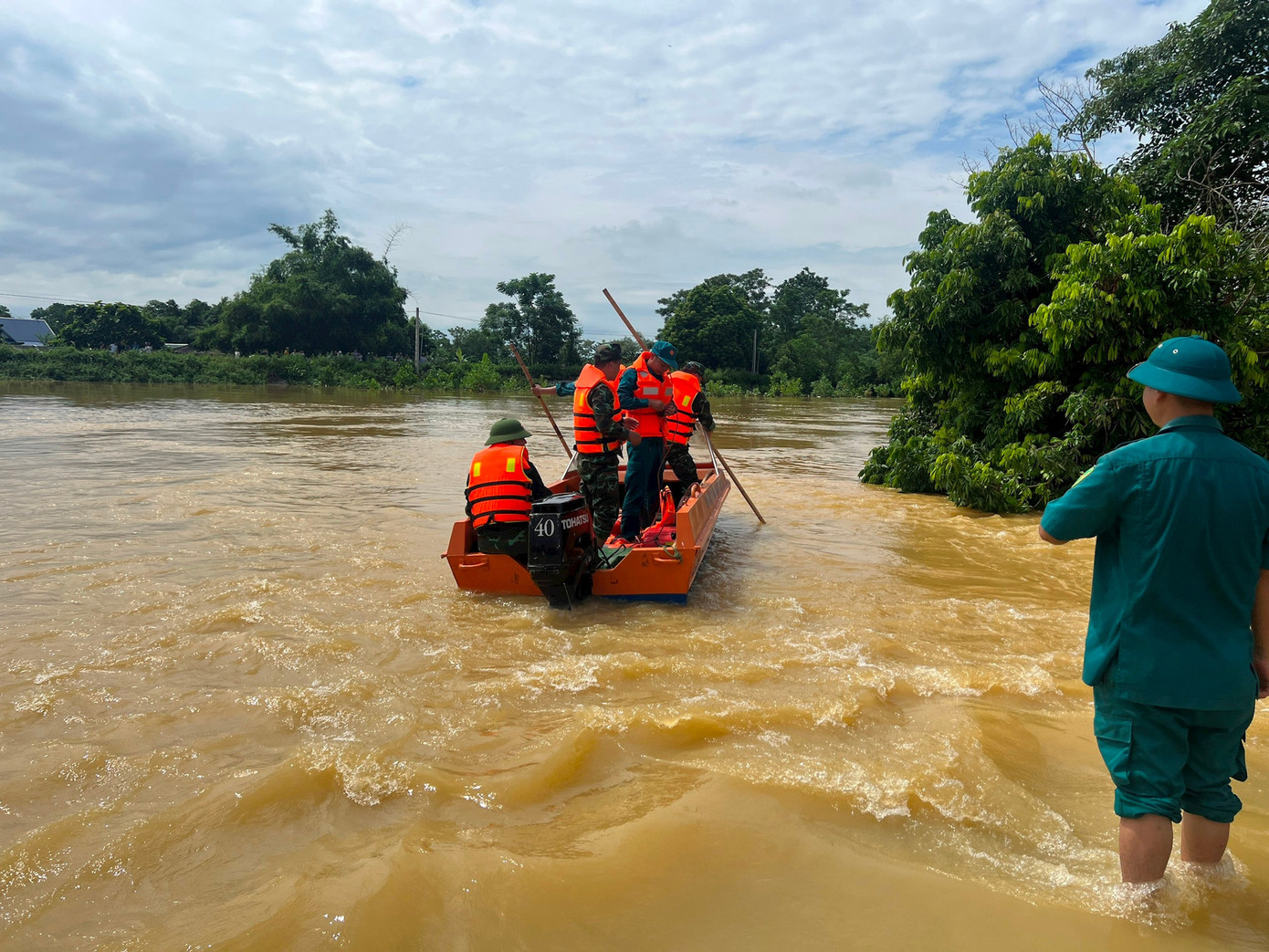 Lực lượng chức năng huyện Chương Mỹ tìm kiếm nạn nhân mất tích (Ảnh: Đức Tuấn)