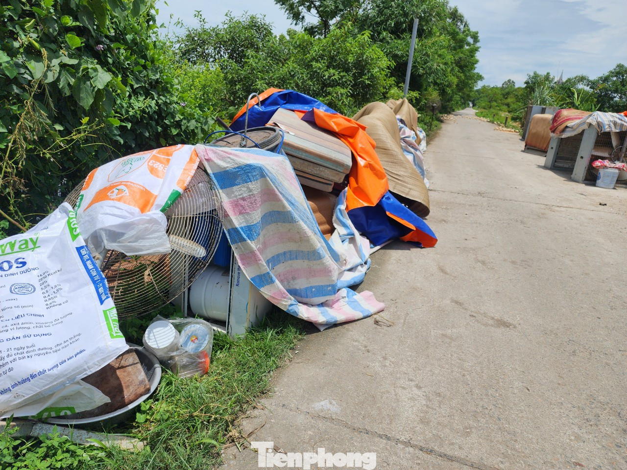 Trên trục giao thông chính của xã Nam Phương Tiến, vẫn còn một số hộ gia đình để đồ đạc trên đường.