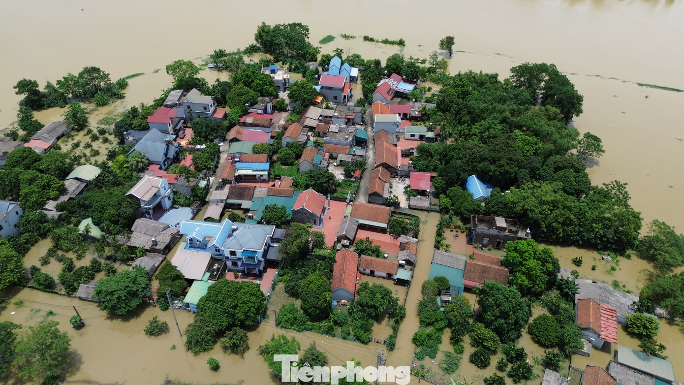 Theo thống kê của UBND huyện Chương Mỹ, đến ngày 25/7, mưa lũ làm ngập 7,7km đê thuộc địa bàn 13 xã và 20m đê bị sạt lở, 56.750m đường giao thông bị ngập. Ngoài ra, mưa lũ đã làm 47 thôn, xóm với 719 hộ bị ngập.