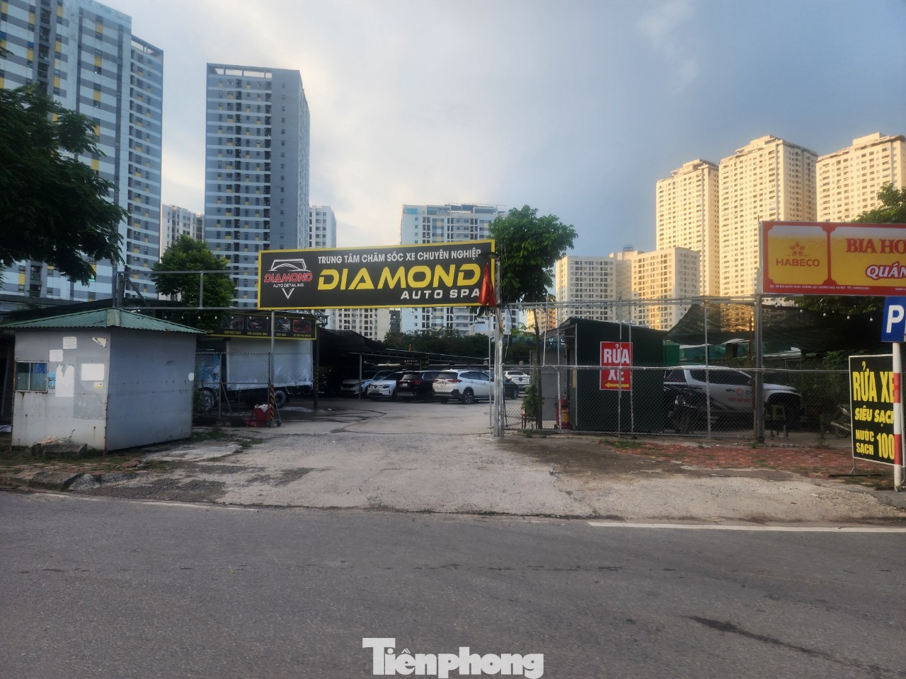 Bên cạnh đó, là trung tâm dịch vụ xe ô tô, kiêm bãi xe trái phép.