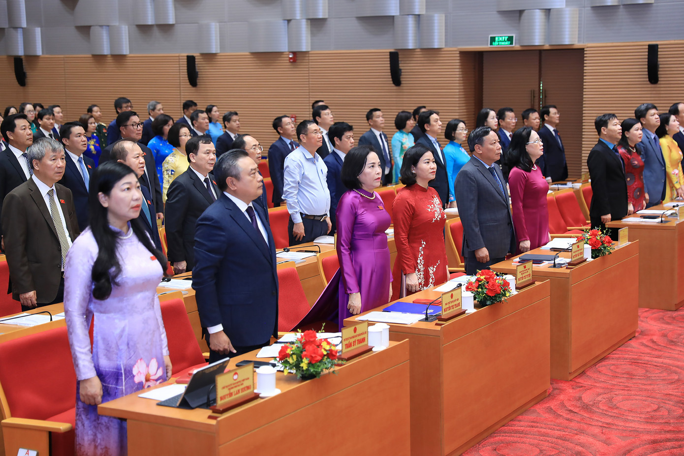 Các đại biểu tham dự kỳ họp thứ 17 HĐND thành phố Hà Nội làm lễ chào cờ.