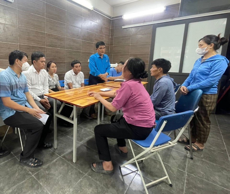 Chính quyền địa phương đến thăm hỏi, động viên gia đình nạn nhân