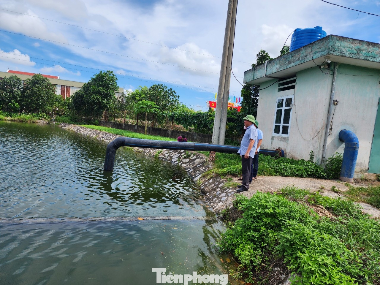 Đoàn liên ngành kiểm tra khu vực hồ chứa nước của nhà máy.