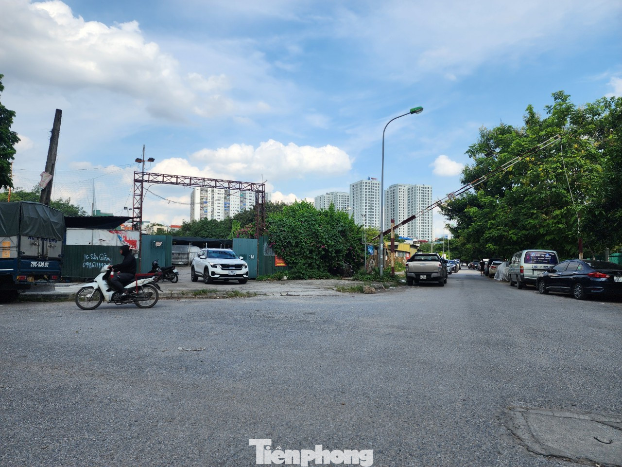 Hầu hết, các bãi xe không phép đều mọc trên đất dự án chậm triển khai. Bãi xe được quây tôn, làm mái che, hiện thu phí trông giữ ô tô từ 800.000 đồng đến 1,2 triệu đồng/tháng tùy theo từng bãi.