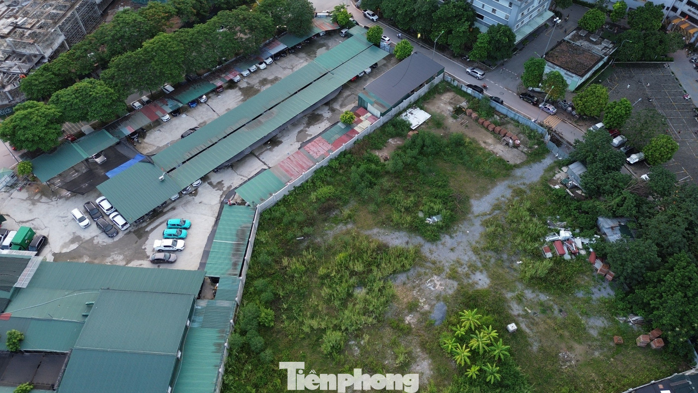 Theo đó, ngoài vấn đề an toàn cháy nổ không được đảm bảo thì thực tế hiện có ô đất đã được quy hoạch là bãi xe nhưng chủ đầu tư chưa xây dựng mà vẫn tổ chức trông giữ phương tiện trái phép.