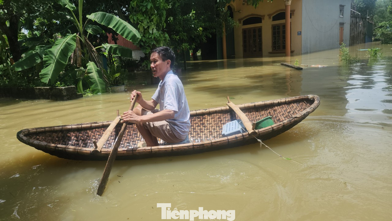 Năm 2018, tại thôn Tiến Tiến đã xảy ra lụt lớn. Vì thế, mỗi gia đình trong thôn đều chuẩn bị sẵn một con thuyền nan để đề phòng.