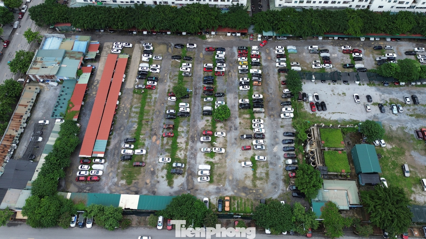Trong đó, bãi xe lậu lớn nhất tại ô đất TH3 và NT3 được quy hoạch là trường tiểu học và trường mầm non. Tại ô đất này, hiện mỗi tháng trông giữ khoảng 500 xe ô tô của người dân. Ngoài ra, mặt tiền của các ô đất này được "xẻ" cho thuê làm cửa hàng dịch vụ ô tô, xe máy, ăn uống, thậm chí biến thành "chợ" cóc.
