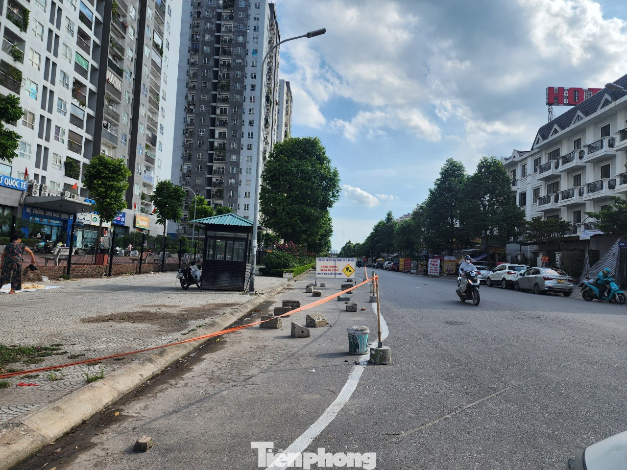 Tuyến đường số 2 thuộc Khu đô thị mới Đại Kim (phường Đại Kim) vừa được thông từ Nguyễn Xiển đến đường Kim Giang. Tuy nhiên, chiều bên phải theo hướng từ Nguyễn Xiển đi vào Khu đô thị mới Đại Kim dài hàng trăm mét cũng cũng đã bị doanh nghiệp kẻ sơn, giăng dây, đặt chướng ngại vật là các khối bê tông nhằm ngăn ô đỗ ven đường.