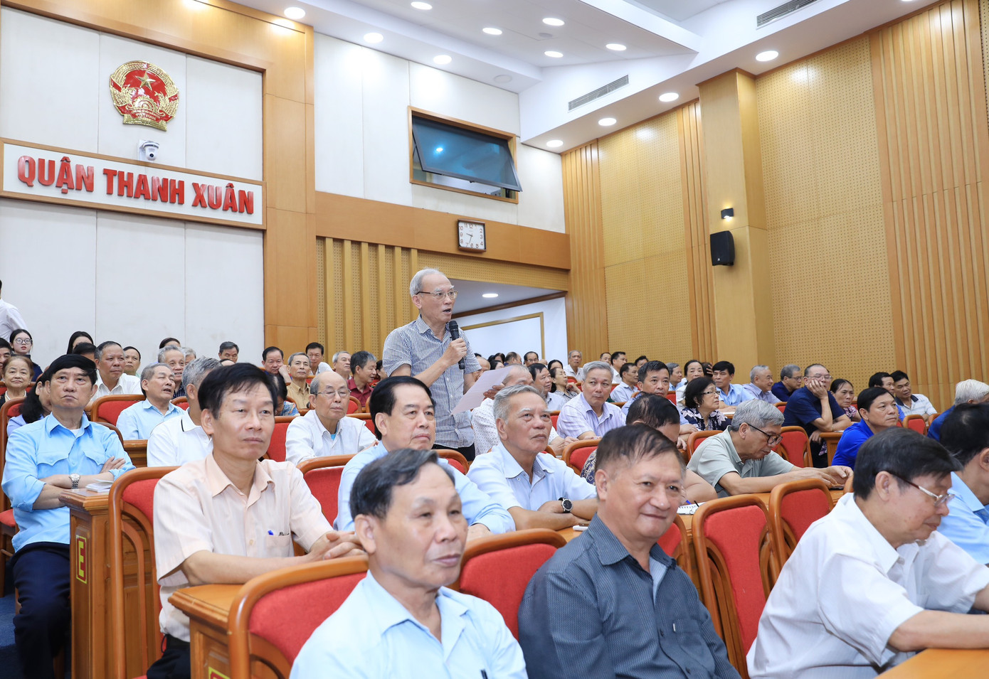 Cử tri nêu ý kiến tại Hội nghị tiếp xúc cử tri sáng 10/7