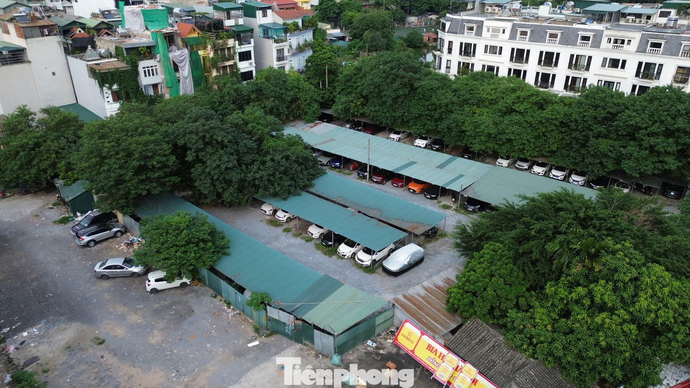 Tại Khu đô thị mới Đại Kim (phường Đại Kim) cũng có nhiều bãi trông giữ xe ô tô trái phép. Ví như, các bãi xe tại ô đất đối diện liền kề 4-09TT1, ô đất đối diện liền kề 5-12 TT1, ô đất đối diện TT7A.1, ô đất đối diện TT6.1A-20.