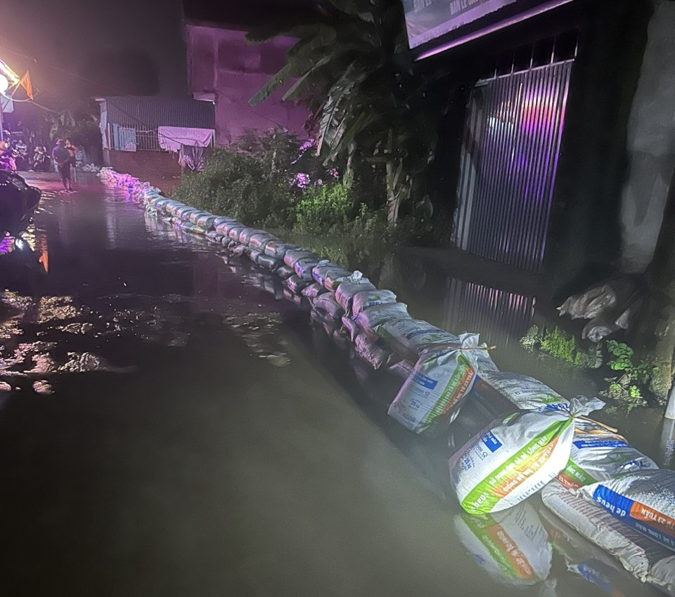 Ban Chỉ huy Phòng chống thiên tai và tìm kiếm cứu nạn huyện Chương Mỹ đã huy động nhân lực, 500 bao tải, 10m3 cát để xử lý vết rò rỉ nước qua chân tường kè đê.