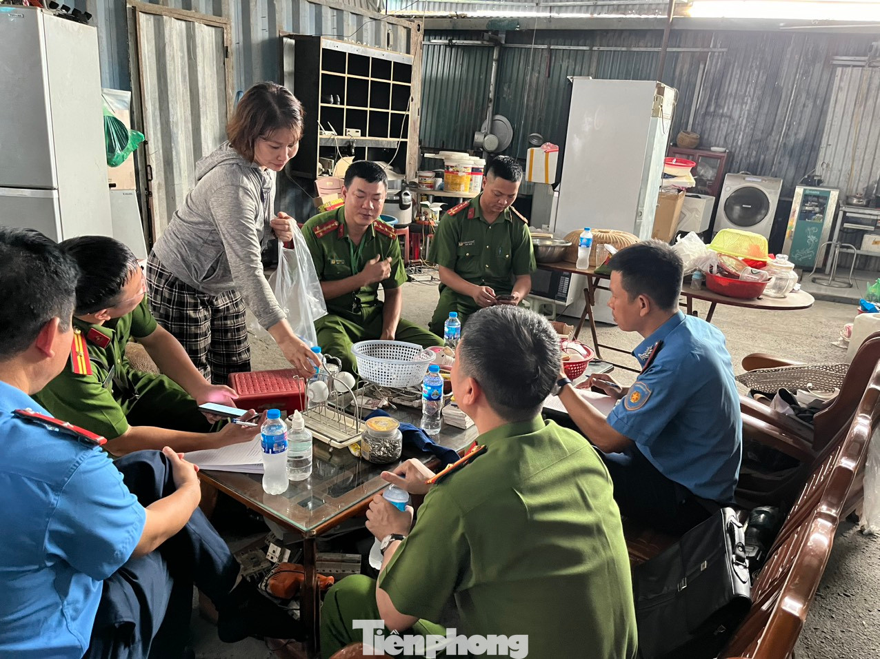 Đoàn liên ngành kiểm tra bãi trông xe trái phép tại ô đất đối diện tòa nhà CT1B thuộc khu vực đường Vành đai 2,5 thuộc phường Định Công. Đoàn liên ngành kiểm tra bãi trông xe trái phép tại ô đất đối diện tòa nhà CT1B thuộc khu vực đường Vành đai 2,5 thuộc phường Định Công.