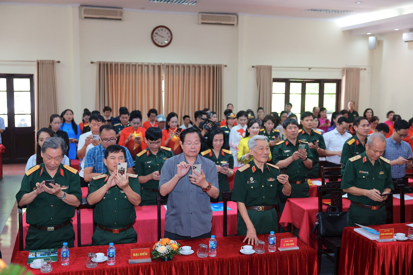 Các đại biểu nhắn tin ủng hộ thông qua chương trình Tri ân liệt sĩ.