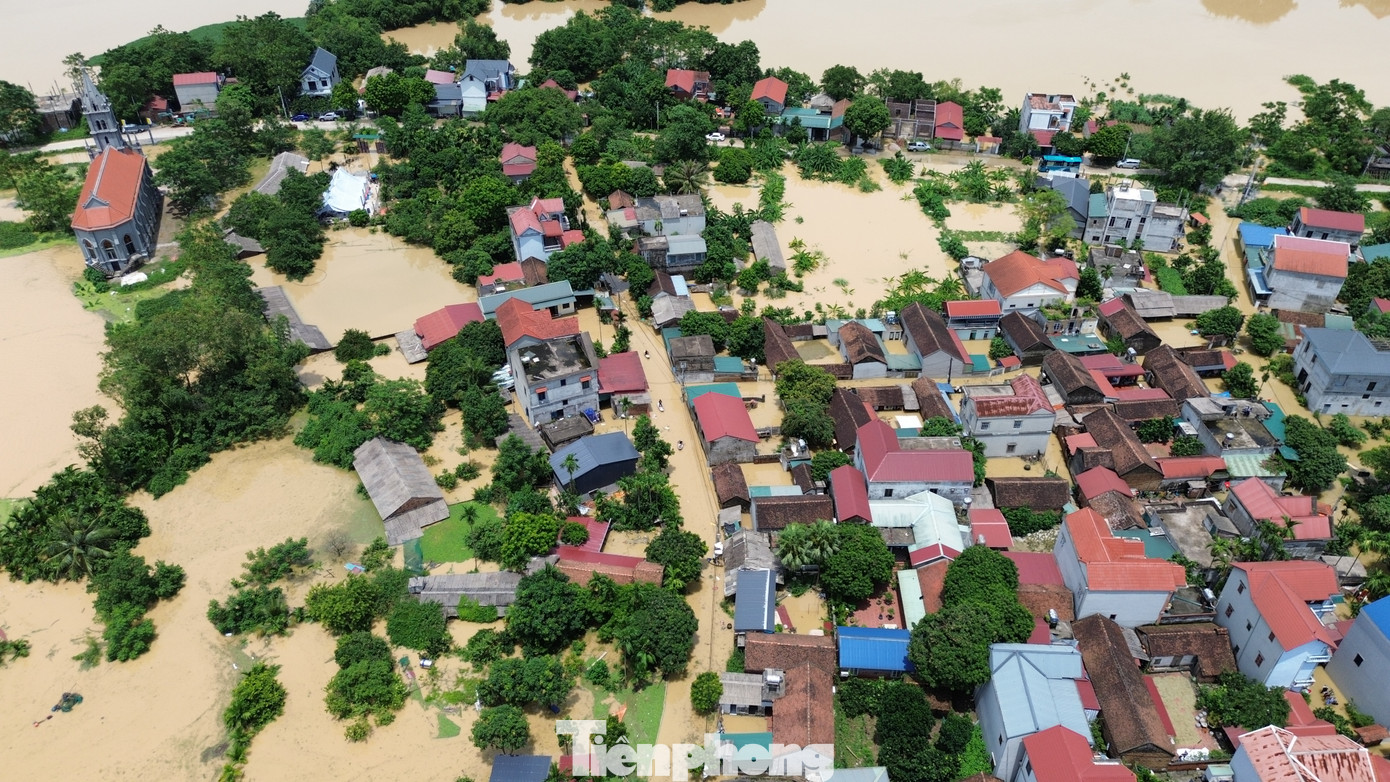 Tương tự, tại xã Nam Phương Tiến (huyện Chương Mỹ), nhiều khu vực cũng bị ngập nước. Ví như, tại thôn Nhân Lý (xã Nam Phương Tiến), nhiều gia đình đã bị ngập trong nước.